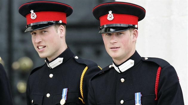 Princ William a princ Harry na pehldce na Krlovsk vojensk akademii Sandhurst (12. dubna 2006)