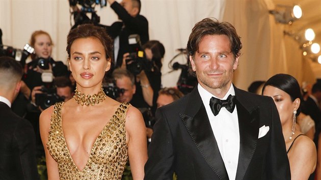 Irina aikov a Bradley Cooper na Met Gala (New York, 7. kvtna 2018)