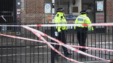 Londýnská policie u stanice metra Queensbury (2. května 2018) Londýnská policie u stanice metra Queensbury (2. května 2018)