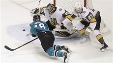 V ŠANCI. Tomáš Hertl ze San Jose ohrožuje brankáře Marca-Andre Fleuryho z... V ŠANCI. Tomáš Hertl ze San Jose ohrožuje brankáře Marca-Andre Fleuryho z...