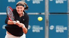 Petra Kvitová se pokládá do úderu v 1. kole turnaje v Praze. Petra Kvitová se pokládá do úderu v 1. kole turnaje v Praze.