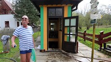 Studnař Svatopluk Josef Čech před pavilonem vývěru pramene radioaktivní... Studnař Svatopluk Josef Čech před pavilonem vývěru pramene radioaktivní...