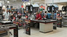 Fronty u pokladen, Kaufland na pražské Hůrce (24.4.2018) Fronty u pokladen, Kaufland na pražské Hůrce (24.4.2018)