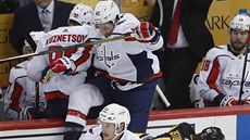 Tom Wilson z Washingtonu sráží Zacha Astona-Reese z Pittsburghu nebezpečným... Tom Wilson z Washingtonu sráží Zacha Astona-Reese z Pittsburghu nebezpečným...