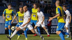 Jakub Petr (Slovácko) pracuje s míčem v obklopení hráčů Teplic. Jakub Petr (Slovácko) pracuje s míčem v obklopení hráčů Teplic.