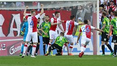 GÓL, část druhá. Míč už je v síti a fotbalisté Slavie slaví úvodní branku duelu... GÓL, část druhá. Míč už je v síti a fotbalisté Slavie slaví úvodní branku duelu...