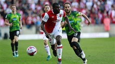 Michael Ngadeu Ngadjui ze Slavie svádí sprinterský souboj s plzeňským Markem... Michael Ngadeu Ngadjui ze Slavie svádí sprinterský souboj s plzeňským Markem...