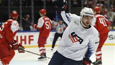 Americký obránce Will Butcher slaví gól v síti Dánska. Americký obránce Will Butcher slaví gól v síti Dánska.