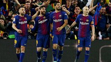 Hrái Barcelony se radují z branky do sít Realu Madrid.