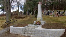Zrekonstruovaný památník Rudé armády na poříčském hřbitově. Je zcela zřejmé, že... Zrekonstruovaný památník Rudé armády na poříčském hřbitově. Je zcela zřejmé, že...