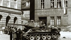 Tank T-34/85, věžové číslo 1-24, který byl zasažen 9. 5. 1945 na Klárově... Tank T-34/85, věžové číslo 1-24, který byl zasažen 9. 5. 1945 na Klárově...