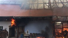 Hořící stodola a ateliér ve Vraclavi. (23. 4. 2018). Hořící stodola a ateliér ve Vraclavi. (23. 4. 2018).