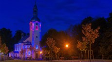 Kostel může mít v noci až šestnáct milionů barevných odstínů. Novými světly se... Kostel může mít v noci až šestnáct milionů barevných odstínů. Novými světly se...