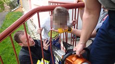 Karlovarští hasiči pomáhali chlapci, který se hlavou zaklínil v zábradlí. Karlovarští hasiči pomáhali chlapci, který se hlavou zaklínil v zábradlí.