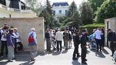 Hosté přicházejí na slavnostní recepci, kterou uspořádala ambasáda Ruské... Hosté přicházejí na slavnostní recepci, kterou uspořádala ambasáda Ruské...