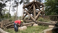 Rozhledna v zoologické zahradě je po devíti letech téměř rozebrána. Napadla ji... Rozhledna v zoologické zahradě je po devíti letech téměř rozebrána. Napadla ji...