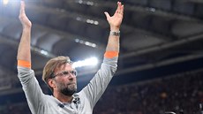 Jürgen Klopp slaví s fanoušky Liverpoolu postup do finále fotbalové Ligy mistrů. Jürgen Klopp slaví s fanoušky Liverpoolu postup do finále fotbalové Ligy mistrů.