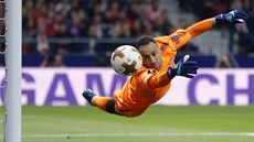 Brankář David Ospina z Arsenalu v akci během semifinále Evropské ligy proti... Brankář David Ospina z Arsenalu v akci během semifinále Evropské ligy proti...