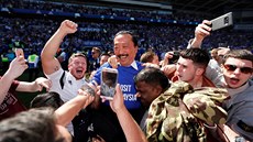 Majitel Cardiffu Vincent Tan z Malajsie slaví postup do Premier League.