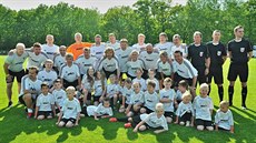 Pavel Nedvěd a jeho tým včetně bývalých reprezentantů z mistrovství Evropy... Pavel Nedvěd a jeho tým včetně bývalých reprezentantů z mistrovství Evropy...