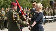 Ministryně obrany Karla Šlechtová a nový náčelník generálního štábu Aleš Opata... Ministryně obrany Karla Šlechtová a nový náčelník generálního štábu Aleš Opata...