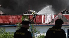 Hasiči likvidují rozsáhlý požár v Hostivaři. (8. 5. 2018) Hasiči likvidují rozsáhlý požár v Hostivaři. (8. 5. 2018)