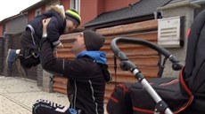 O Dominika a Nicolku se Martin vzorně stará. Lenka se vrátila do práce. O Dominika a Nicolku se Martin vzorně stará. Lenka se vrátila do práce.