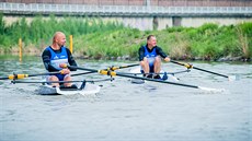 Pět veslařů se vydalo na čtyřdenní plavku po Vltavě z Budějovic do Prahy. Na... Pět veslařů se vydalo na čtyřdenní plavku po Vltavě z Budějovic do Prahy. Na...