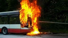 Hasiči na staré dálnici u Žebětína uhasili brněnský linkový autobus, kterému... Hasiči na staré dálnici u Žebětína uhasili brněnský linkový autobus, kterému...