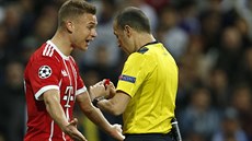 Joshua Kimmich z Bayernu (vlevo) a turecký sudí Cuneyt Cakir během semifinálové... Joshua Kimmich z Bayernu (vlevo) a turecký sudí Cuneyt Cakir během semifinálové...