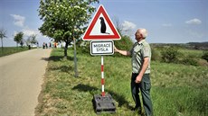 Ochránci přírody vztyčili poblíž Mohelna na Třebíčsku novou dopravní značku... Ochránci přírody vztyčili poblíž Mohelna na Třebíčsku novou dopravní značku...