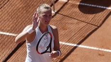 Petra Kvitová na turnaji v Praze zdraví diváky. Petra Kvitová na turnaji v Praze zdraví diváky.
