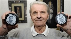Václav Černý vychoval v Litvínově řadu reprezentantů, v ruce drží rozlučkové... Václav Černý vychoval v Litvínově řadu reprezentantů, v ruce drží rozlučkové...