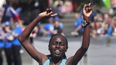 Vítzná Keanka Bornes Jepkirui Kiturová v cíli Praského maratonu.