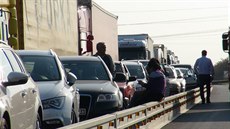 Na dálnici D5 se srazil autobus s náklaďákem a kamionem. (4. května 2018) Na dálnici D5 se srazil autobus s náklaďákem a kamionem. (4. května 2018)