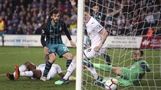 Manolo Gabbiadini (druhý zleva) dává vítězný gól Southamptonu v zápase na... Manolo Gabbiadini (druhý zleva) dává vítězný gól Southamptonu v zápase na...