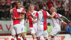 Fotbalisté Slavie se radují z gólu Stanislava Tecla (vlevo). Fotbalisté Slavie se radují z gólu Stanislava Tecla (vlevo).