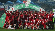 Fotbalisté Slavie pózují s pohárem a medailemi pro vítze domácího poháru.