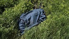 Plachta, pod kterou ležel na okraji Olomouce mrtvý muž. Okolnosti jeho smrti... Plachta, pod kterou ležel na okraji Olomouce mrtvý muž. Okolnosti jeho smrti...