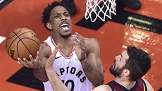 DeMar DeRozan (vlevo) z Toronta útoí kolem Kevina Lovea z Clevelandu.