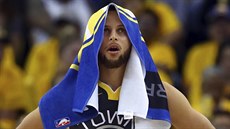 Stephen Curry z Golden State sleduje výsledek zápas u s New Orleans. Stephen Curry z Golden State sleduje výsledek zápas u s New Orleans.