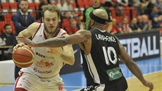 Garret Kerr (vlevo) ze Svitav se tlačí před Eugena Lawrence z Nymburka. Garret Kerr (vlevo) ze Svitav se tlačí před Eugena Lawrence z Nymburka.