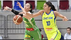 Marta Xargayová (vpravo) z USK Praha zastavuje Soniu Ursuovou z KP Brno. Marta Xargayová (vpravo) z USK Praha zastavuje Soniu Ursuovou z KP Brno.