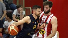 Martin Gniadek (vlevo) z Opavy se tlačí do pardubického Kamila Švrdlíka. Martin Gniadek (vlevo) z Opavy se tlačí do pardubického Kamila Švrdlíka.