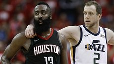 Joe Ingles (vpravo) z Utahu si tentokrát podmanil Jamese Hardena z Houstonu. Joe Ingles (vpravo) z Utahu si tentokrát podmanil Jamese Hardena z Houstonu.