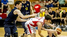 Pardubický rozehrávač Viktor Půlpán (uprostřed) v souboji s Radovanem Kouřilem... Pardubický rozehrávač Viktor Půlpán (uprostřed) v souboji s Radovanem Kouřilem...