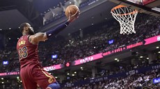 LeBron James z Clevelandu letí ke koši Toronta. LeBron James z Clevelandu letí ke koši Toronta.