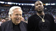 Rapper Meek Mill (vpravo) po propuštění z vězení a jeho zastánce Robert Kraft,... Rapper Meek Mill (vpravo) po propuštění z vězení a jeho zastánce Robert Kraft,...