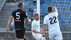 Ústečtí fotbalisté oslavují gól proti Příbrami. Ústečtí fotbalisté oslavují gól proti Příbrami.