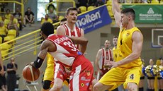 Brandon Spearman (u míče) z Pardubic těží z clony Radka Nečase a uniká... Brandon Spearman (u míče) z Pardubic těží z clony Radka Nečase a uniká...